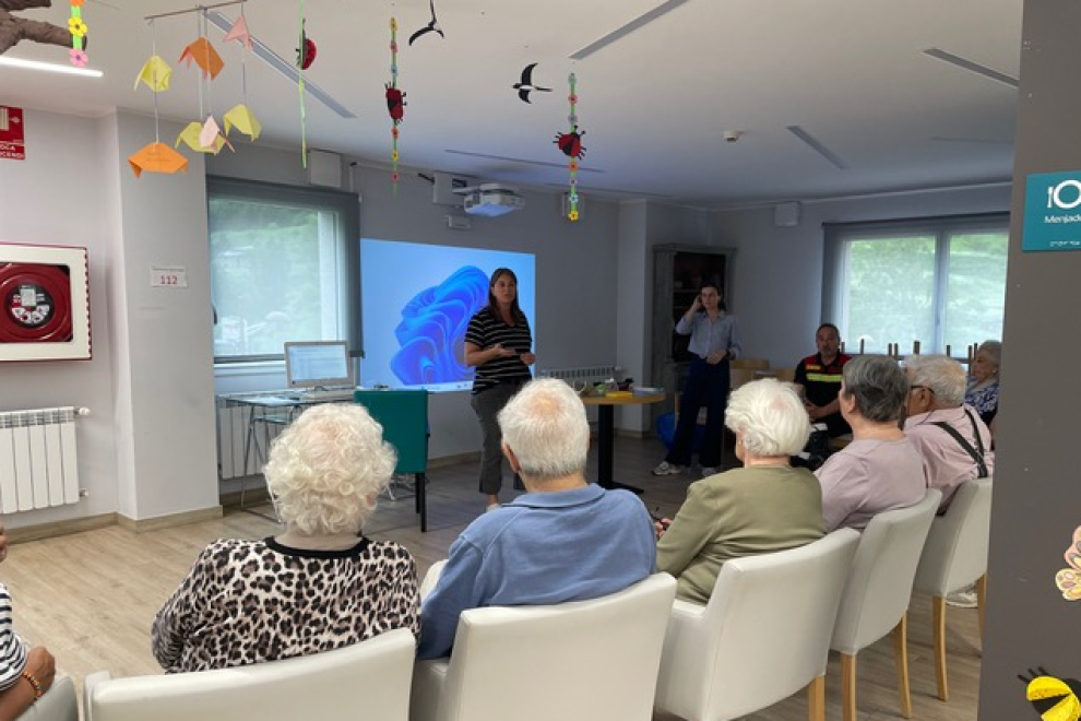 Formació gent gran seguretat domèstica