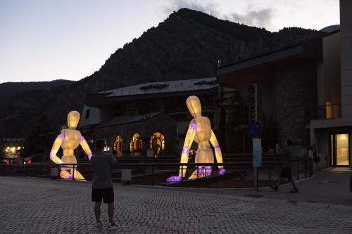 ESCÈNIC ARTS LES COLOSSES