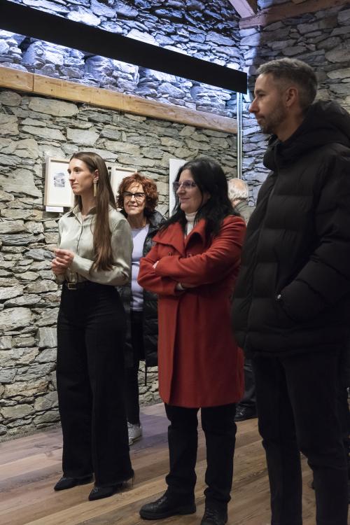 Naiara Escabias Oferil i el mural de Samantha Bosque a Cal Federico