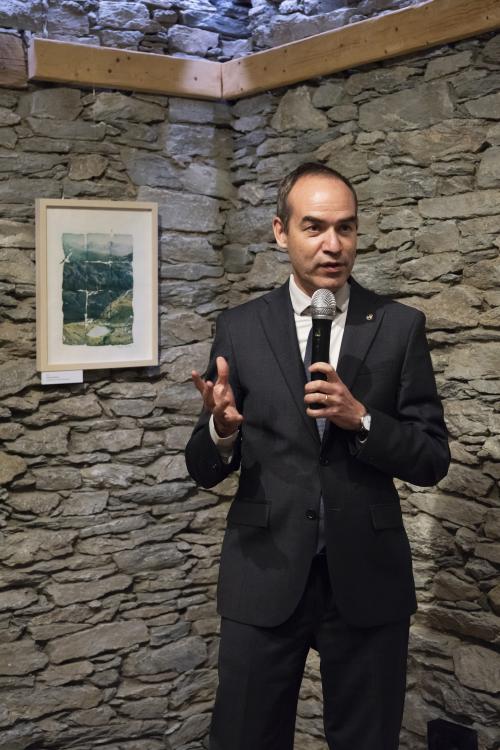 Naiara Escabias Oferil i el mural de Samantha Bosque a Cal Federico