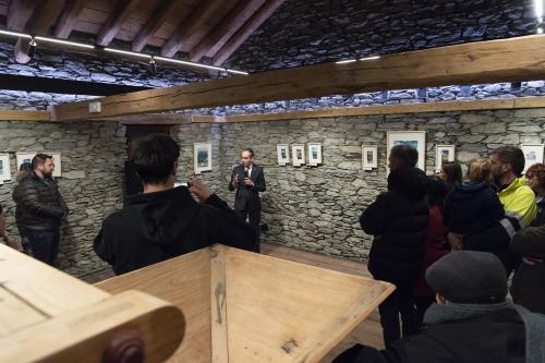 Naiara Escabias Oferil i el mural de Samantha Bosque a Cal Federico