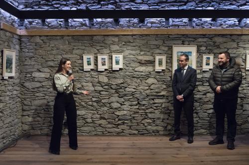 Naiara Escabias Oferil i el mural de Samantha Bosque a Cal Federico