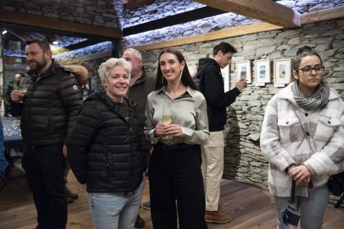 Naiara Escabias Oferil i el mural de Samantha Bosque a Cal Federico