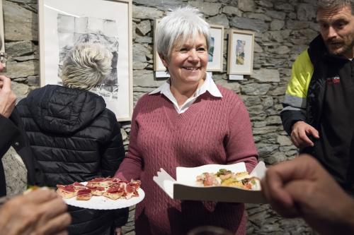 Naiara Escabias Oferil i el mural de Samantha Bosque a Cal Federico