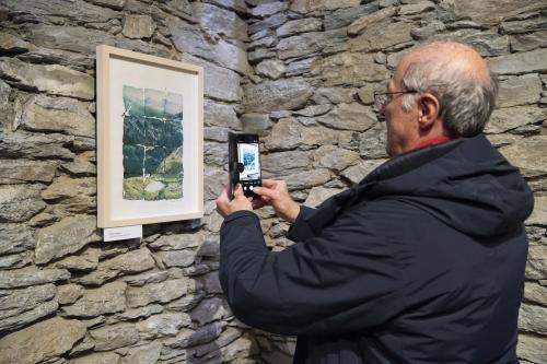 Naiara Escabias Oferil i el mural de Samantha Bosque a Cal Federico