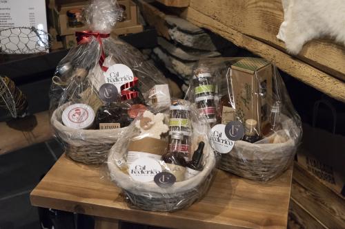 Naiara Escabias Oferil i el mural de Samantha Bosque a Cal Federico