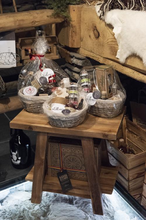 Naiara Escabias Oferil i el mural de Samantha Bosque a Cal Federico