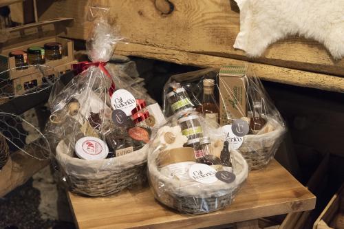 Naiara Escabias Oferil i el mural de Samantha Bosque a Cal Federico