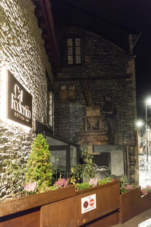 Naiara Escabias Oferil i el mural de Samantha Bosque a Cal Federico