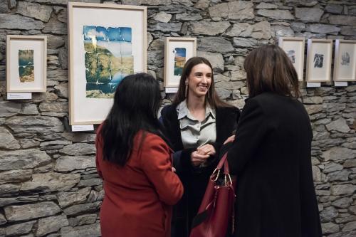 Naiara Escabias Oferil i el mural de Samantha Bosque a Cal Federico