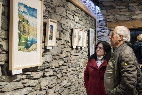 Naiara Escabias Oferil i el mural de Samantha Bosque a Cal Federico