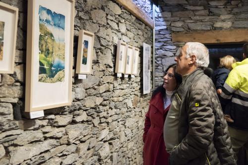 Naiara Escabias Oferil i el mural de Samantha Bosque a Cal Federico